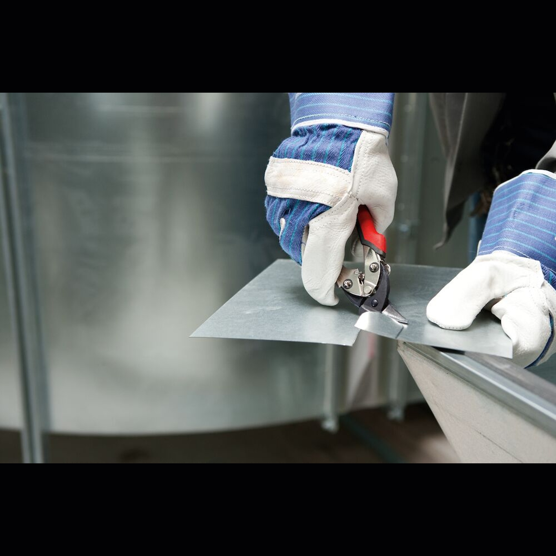 Tesoura compacta para cortes curvos e retos Tesoura compacta para cortes curvos e retos