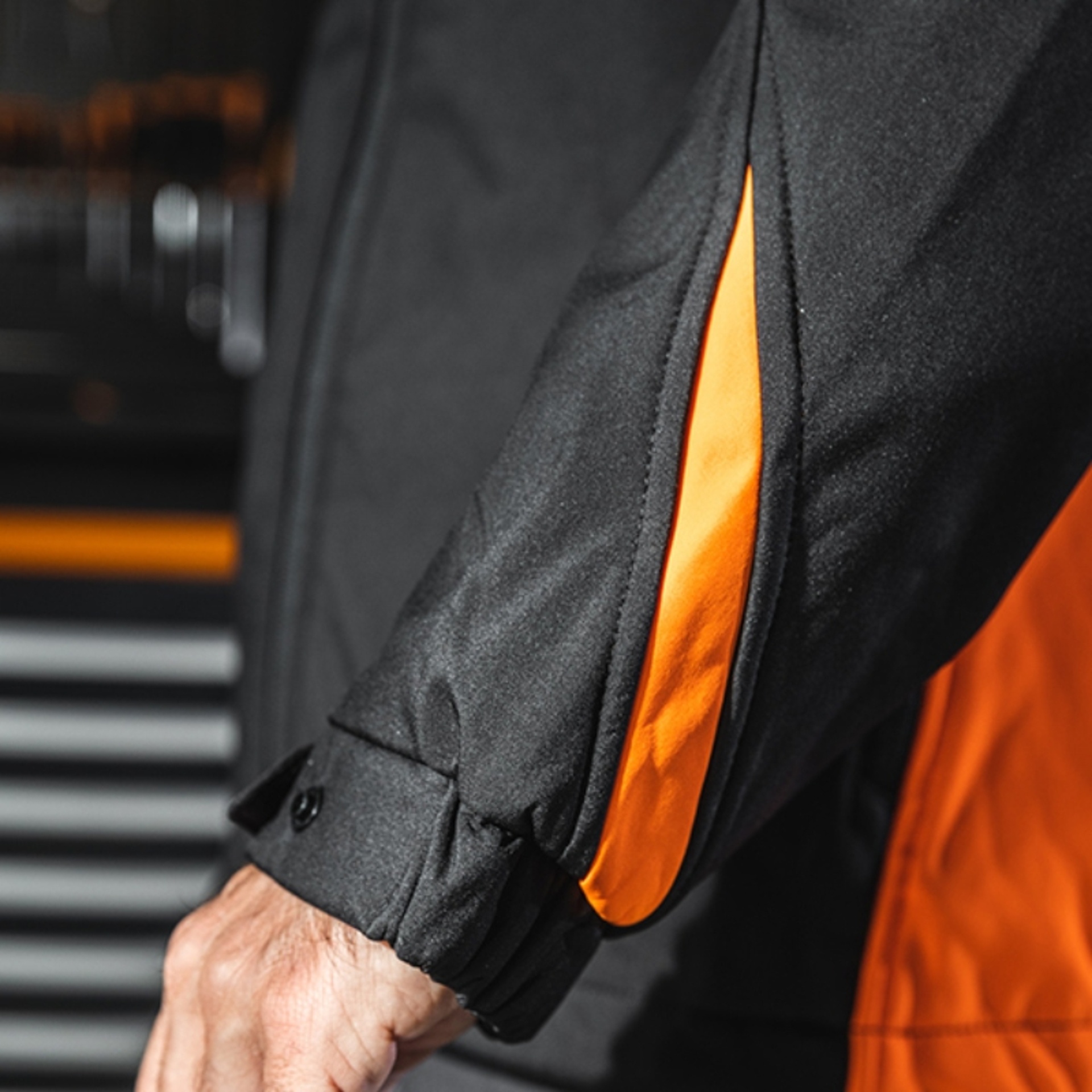 BETA Casaco softshell, com capuz e mangas amovíveis BETA Casaco softshell, com capuz e mangas amovíveis