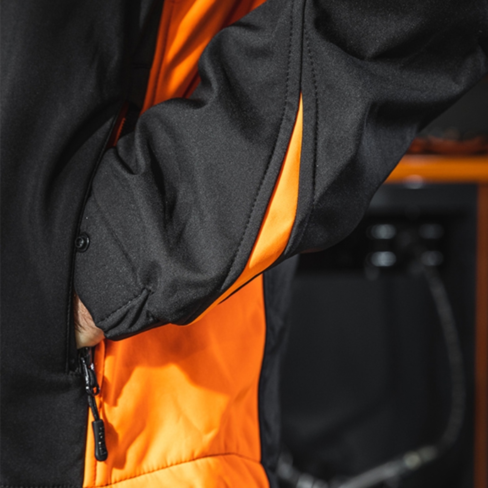 BETA Casaco softshell, com capuz e mangas amovíveis BETA Casaco softshell, com capuz e mangas amovíveis